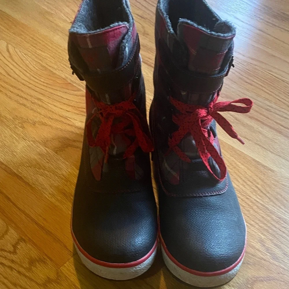 UGG Decatur  Boots in Black and Red Plaid